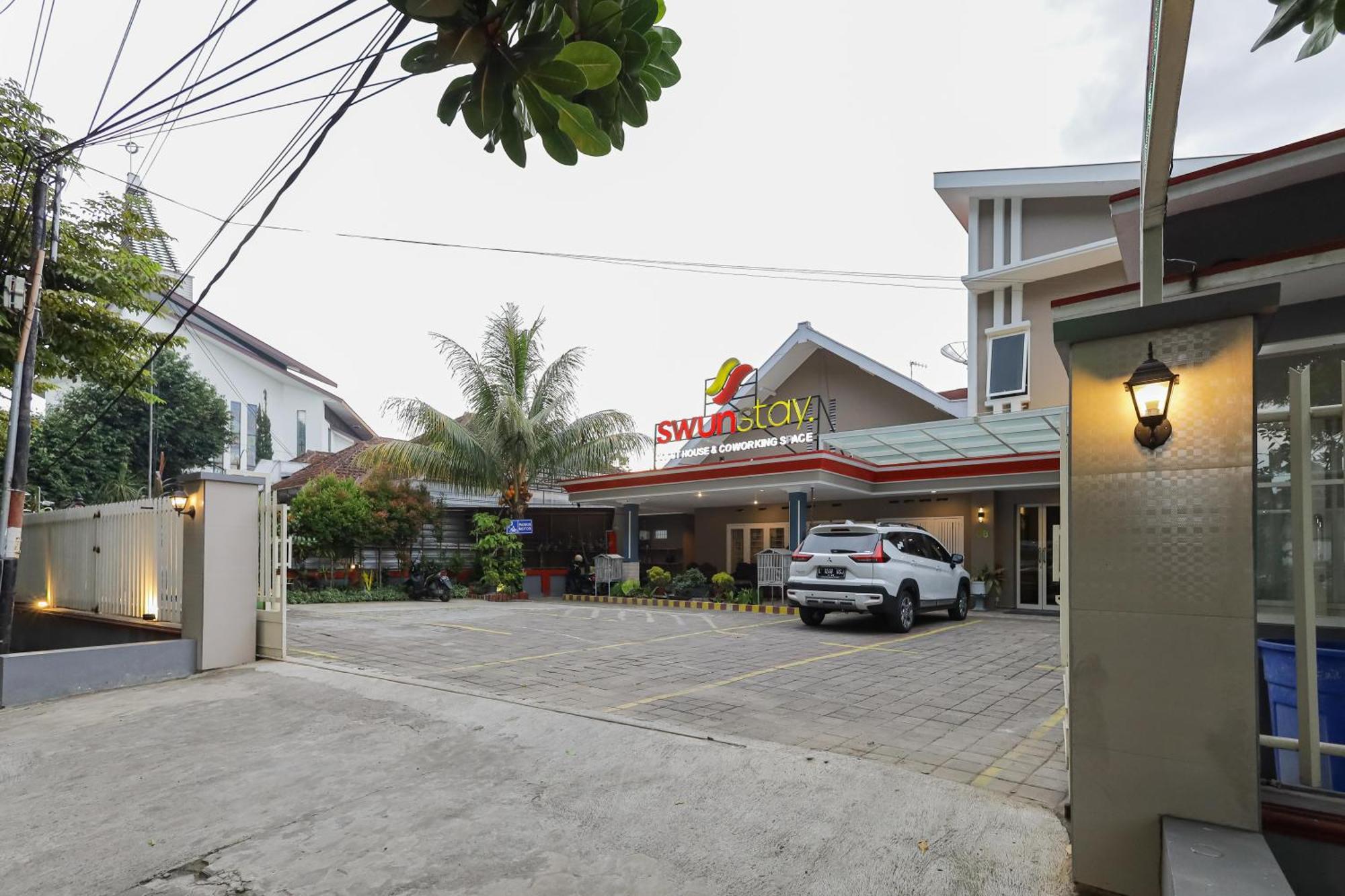 Reddoorz Plus At Swun Stay Raya Langsep Malang Kültér fotó