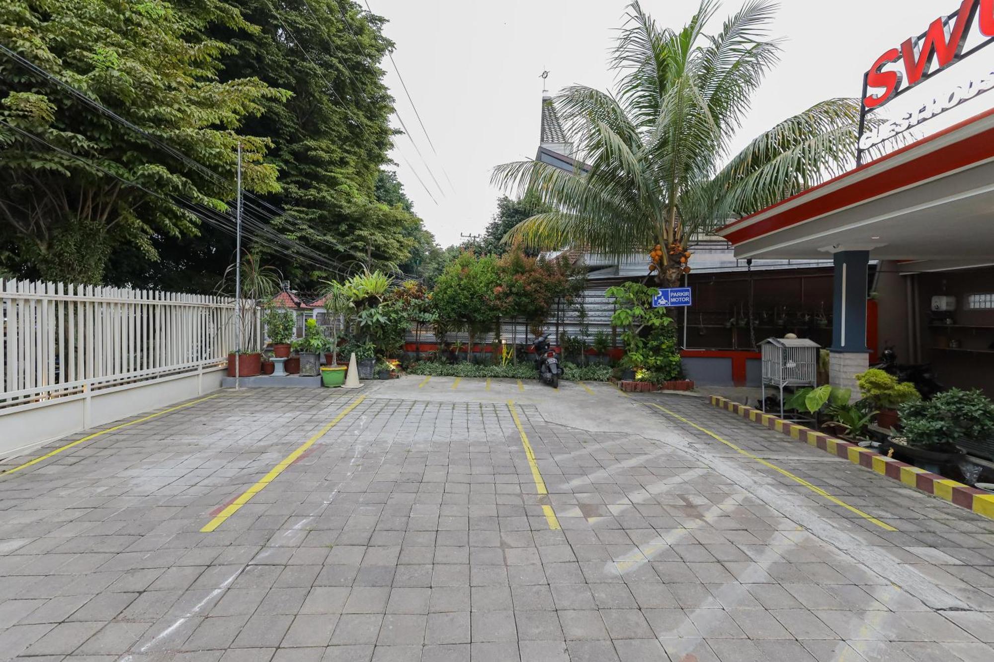 Reddoorz Plus At Swun Stay Raya Langsep Malang Kültér fotó