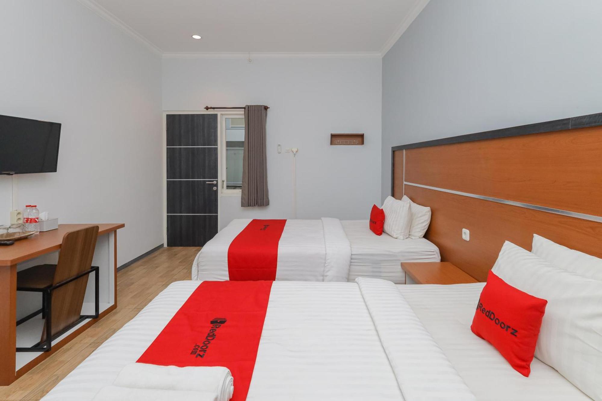 Reddoorz Plus At Swun Stay Raya Langsep Malang Kültér fotó