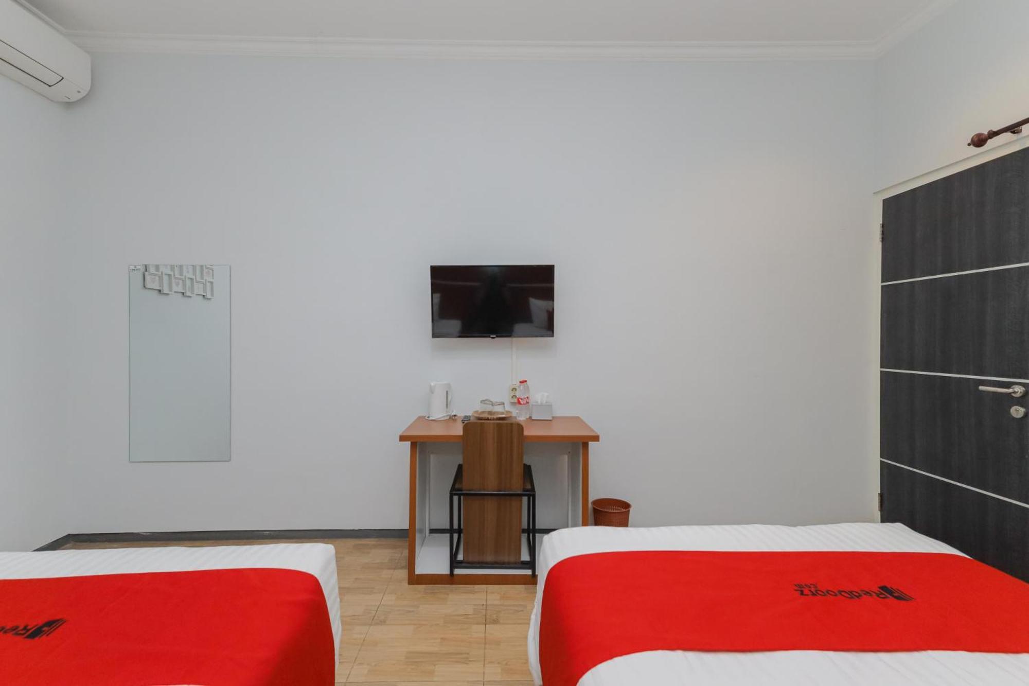 Reddoorz Plus At Swun Stay Raya Langsep Malang Kültér fotó