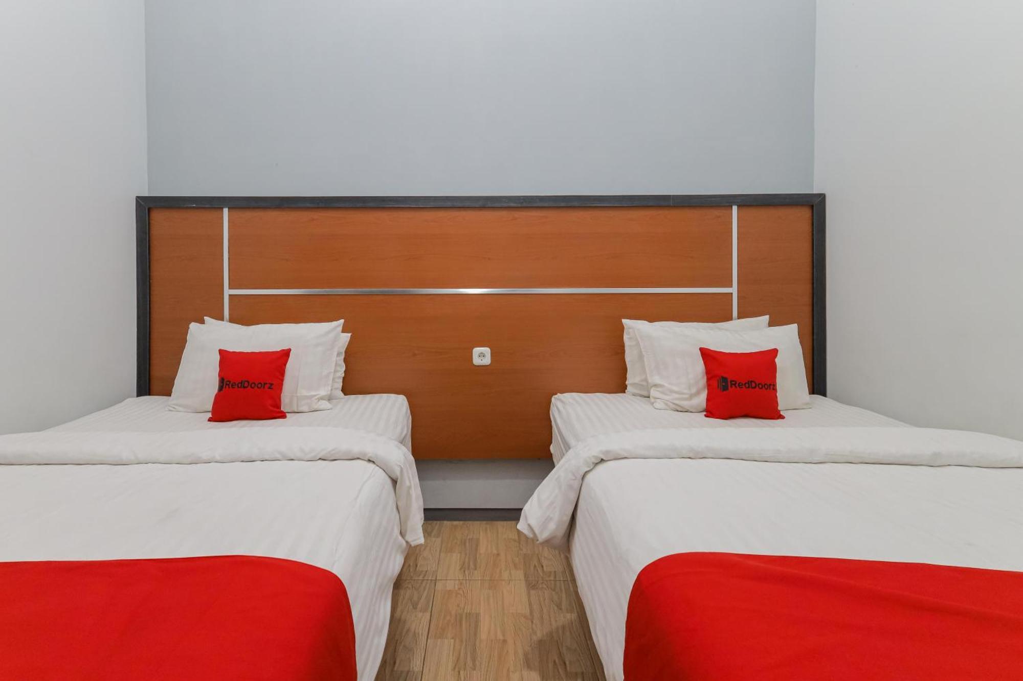Reddoorz Plus At Swun Stay Raya Langsep Malang Kültér fotó